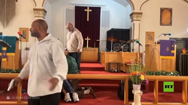 شاهد.. رجل يطلق النار على كاهن أثناء خطبته في إحدى الكنائس الأمريكية