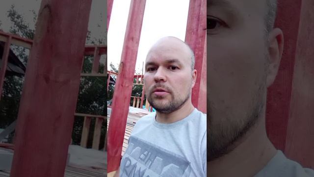 Подъем стен каркасного дома. Не пытайтесь повторить это без стажа занятий силовыми тренировками ))