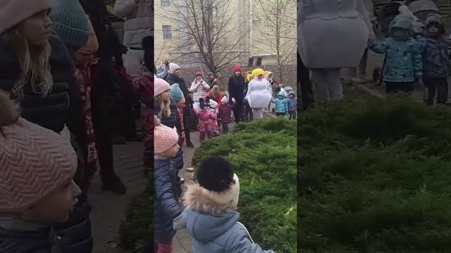 ПРЕДСТАВЛЕНИЕ ДЕДА МОРОЗА и СНЕГУРОЧКИ ВО ДВОРЕ ДОМА !!!❄?????