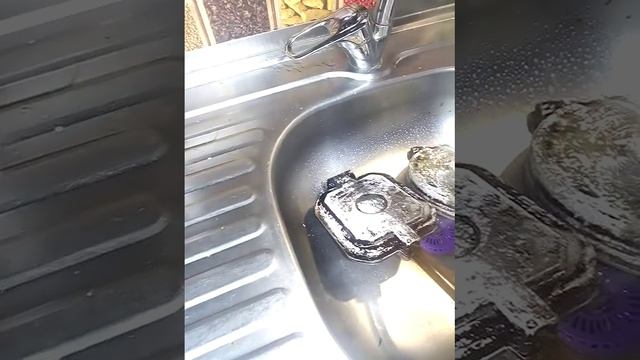 Как очистить от нагара посуду.