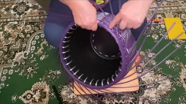 Плету ротангом двух цветное кашпо