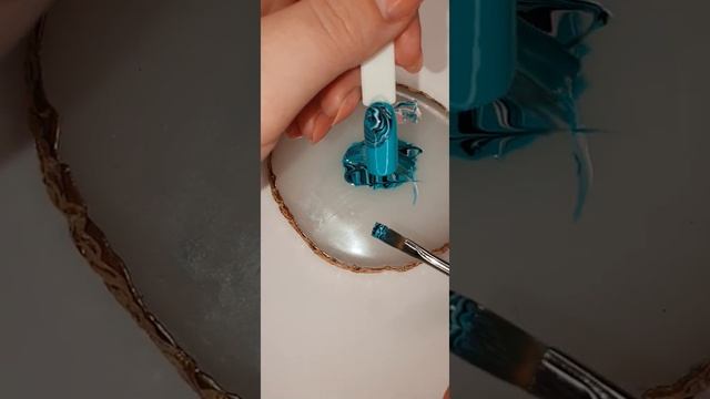 Малахит на ногтях