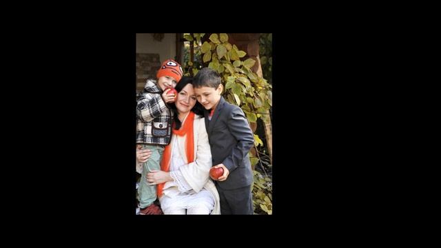 Поздравительное видео с фото сотрудниц ко Дню матери