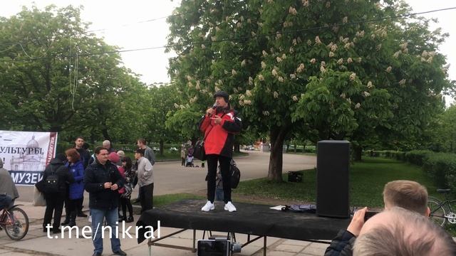 Оратор держит толпу в напряжении своей речью на митинге против храма в Петербурге
