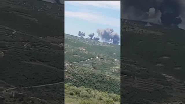 ЦАХАЛ бомбит южные районы Ливана
Как пишут СМИ,удары были нанесены по населенным пунктам Марвахин и