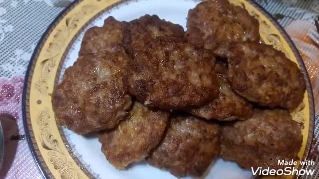 КОТЛЕТЫ С РИСОМ И ГРИБНЫМ СОУСОМ.#котлеты#рецепты#вторыеблюда#вкуснаяеда#