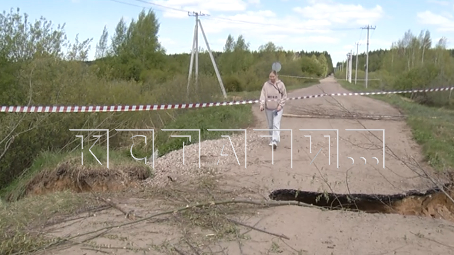 Из-за засорившейся дренажной системы часть дороги смыло в Борском районе