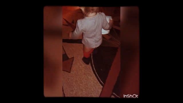 Малышка пытается одеть памперс