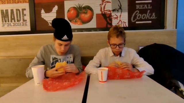 **ЧЕЛЛЕНДЖ** Кто быстро съест бургер? 2 часть