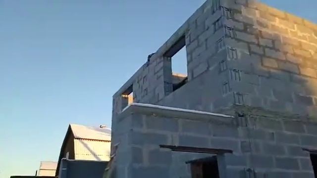 Ведём строительство дома и гараджа из твинблока