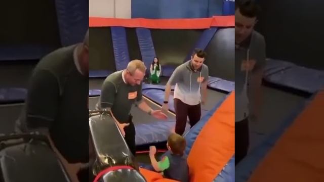 Помог кульбит исполнить малышу.