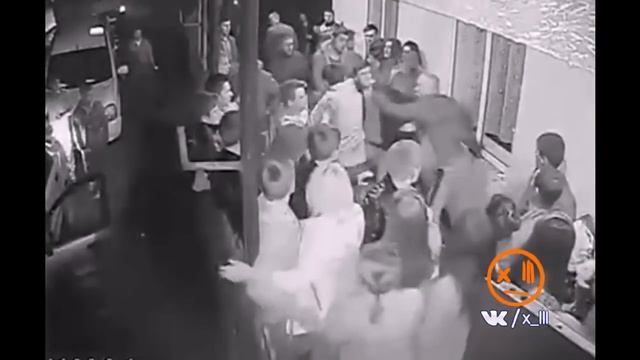 чувак всех убрал драка в клубе