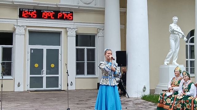 Под окном широким - Мария Артемова