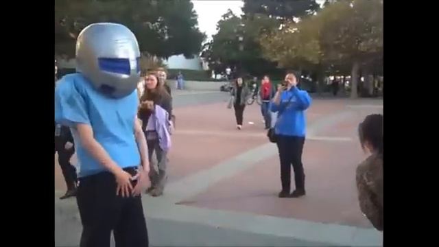 По приколу по яйцам