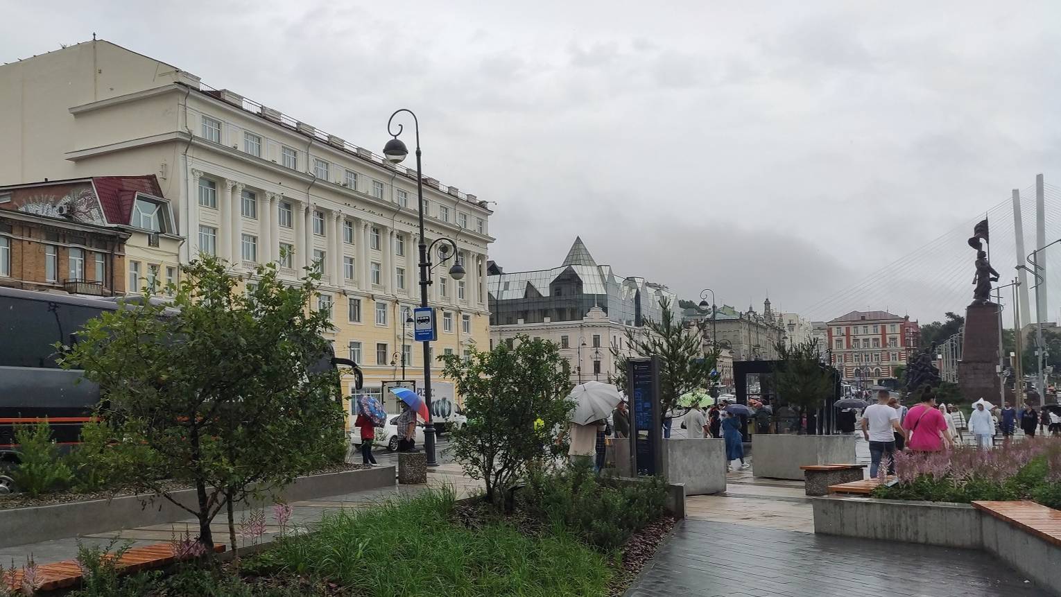 Площадь, корабли , Золотой Рог, туристы , дождь в День ВМФ. Владивосток