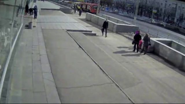 Парни украли из машины деньги в Кирове