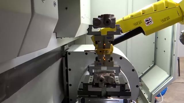 Вертикально-фрезерный обрабатывающий центр модели VMC 350 с роботом