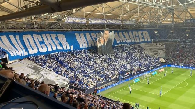 Malocher! Macho! Manager! Schalke-Fans Choreo für Rudi Assauer