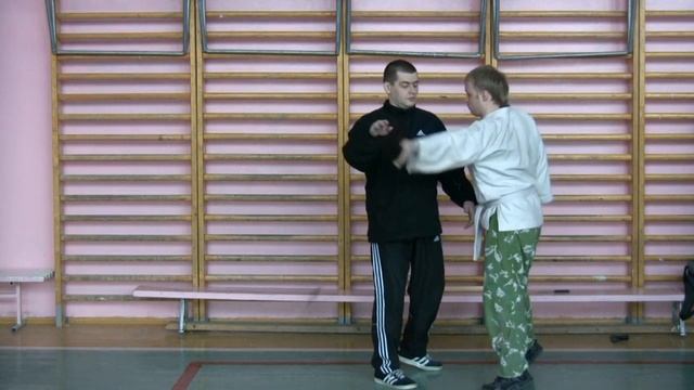 Привыкайте "естественно" отбирать нож.