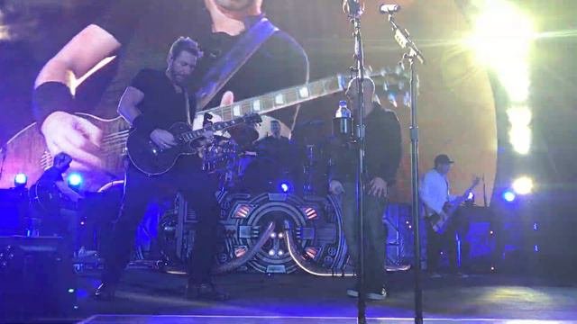 Nickelback and Chris Daughtry performing Savin Me