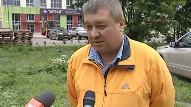 Колючая проволока у детской площадки