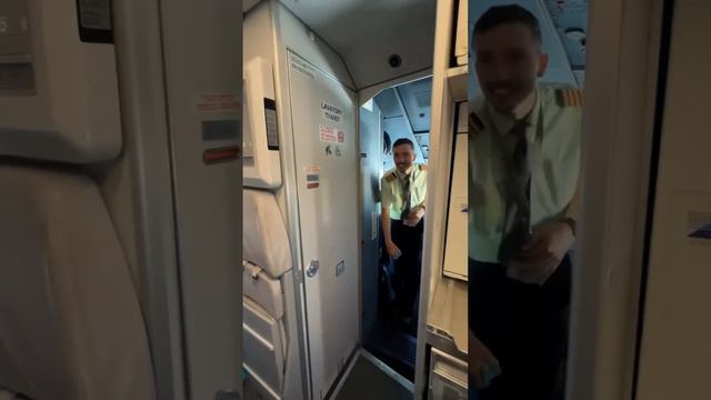 Пилот самолета сделал предложение девушке во время полета.