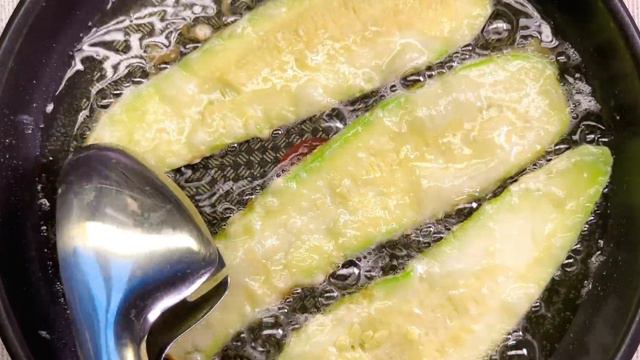 Cukinia jest smaczniejsza niż mięso, nikt nie wierzy, że gotuję je tak prosto! ASMR