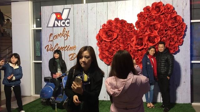 NCC - Trung tâm Chiếu Phim Quốc Gia trang trí backdrop hoa giấy ngày valentine - Hoa giấy Suchin P3