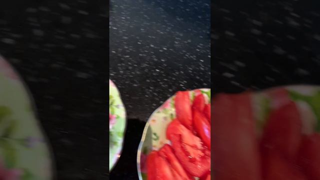 Видео о приготовлении такого блюда уже на канале. Вкусные помидоры 🍅и нежный сыр мягкий моцарелла😋