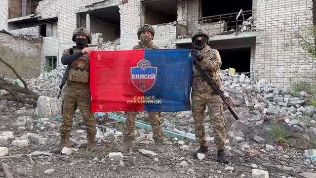 Болельщики ФК «Енисей» на линии фронта поздравляют с наступающим Днём Победы!