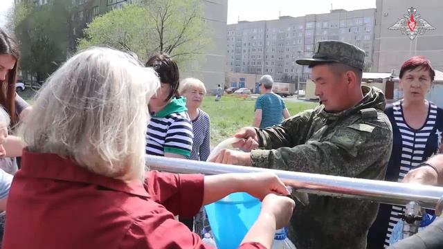 Военнослужащие продолжают снабжать питьевой водой жителей пострадавших районов Оренбуржья