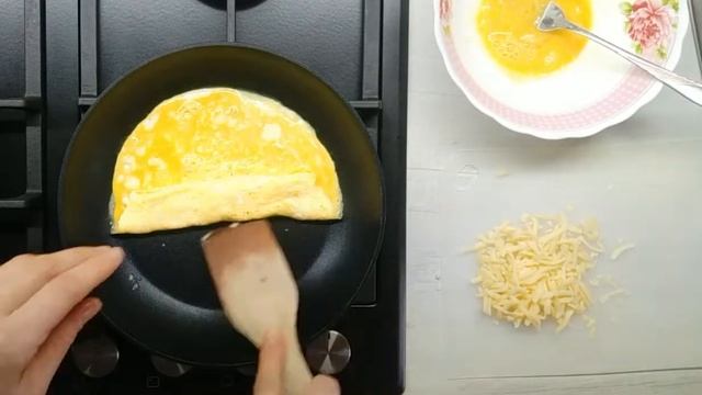 Смачний та корисний сніданок  / На сніданок у нас рулет з яєць та сиру.