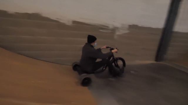 JE TAGUE LES MURS D’UN SKATEPARK !!