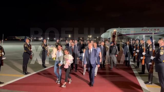 Восемь россиян вернулись на Родину. Во Внуково-2 их встречал президент России Владимир Путин.
