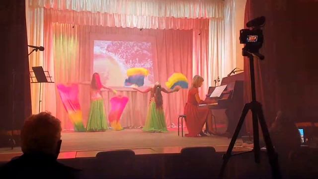 Сумерки. Нежный танец с веер-вейлами. Живой аккомпанемент.