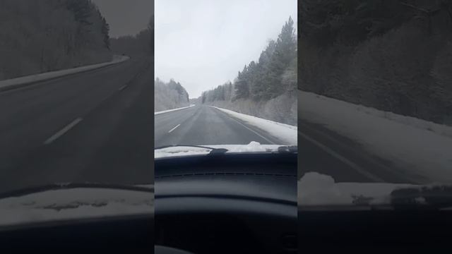 Кузбасс засыпает снегом.

❄️ ГИБДД просит водителей по  возможности отказаться от дальних поездок.