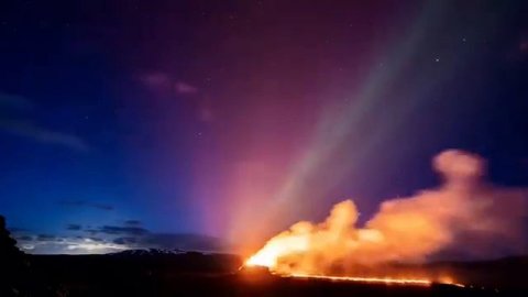 Уникальное видео одновременно северного сияния и извержения вулкана в Исландии