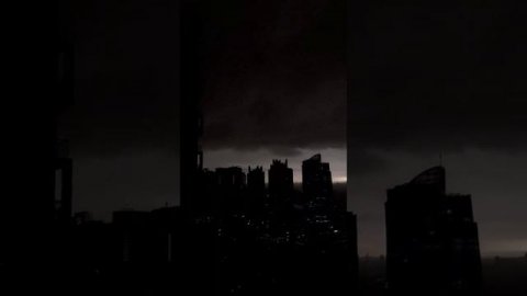 Ранее погодные условия привели к темноте в Дубае днем