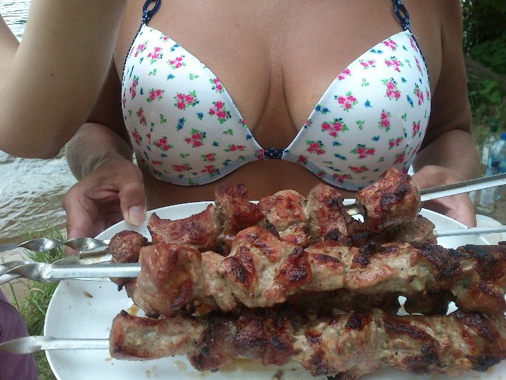 Мама жарит мясо в развратной кофте фото