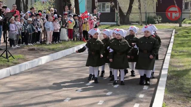 В гимнастерках, тельняшках и бескозырках: уссурийские малыши приняли участие в мини-параде