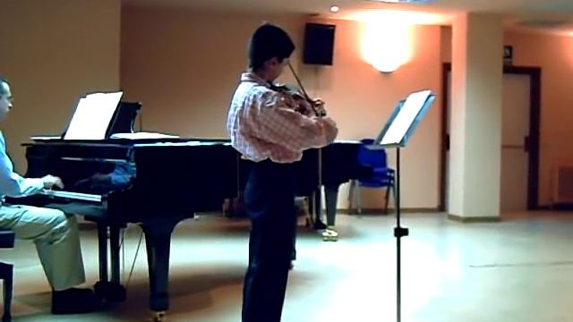 kid playing violin