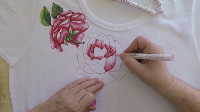 Come dipingere le rose dell'album n. 1 con i pennarelli acrilici su una t-shirt.