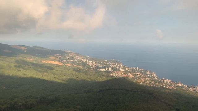 Гора Ай-Петри, кругом туман, вид с высоты птичьего полёта