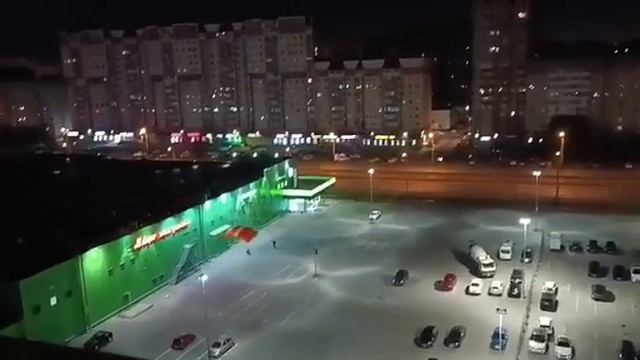 ? В Питере проснулись экстремалы
Группа парашютистов прыгала с высотки.