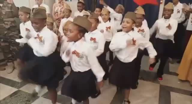 В Мали дети теперь учат правильные песни.