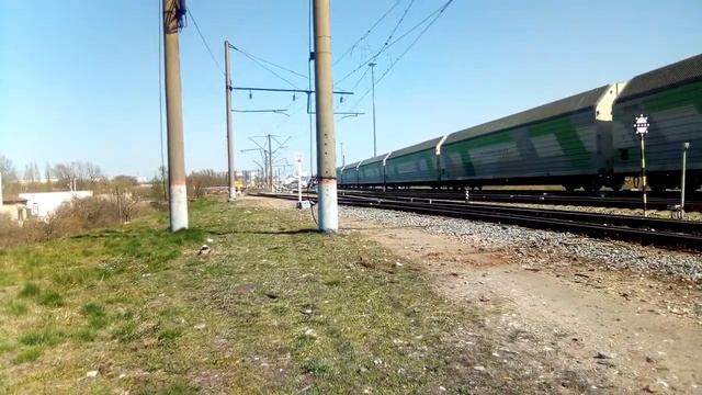 Маневровый тепловоз с вагонами автомобилевозами прибывает на сортировочную Калининграда