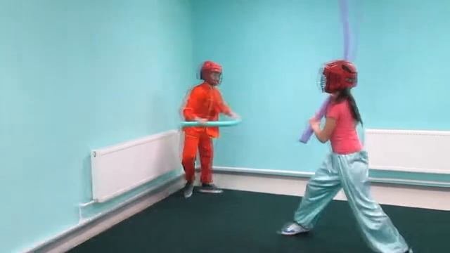 Бои шестами в детской группе ушу клуба Юньшоу