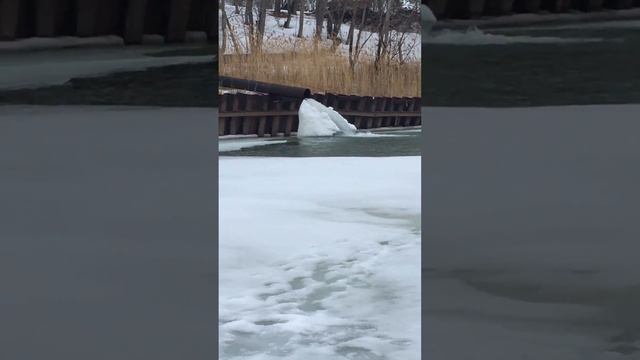 Зимний водопад на затоне Иртыша.