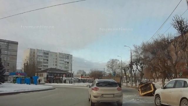 Компрессор выпал с КАМАЗа на ВАЗ в Тюмени