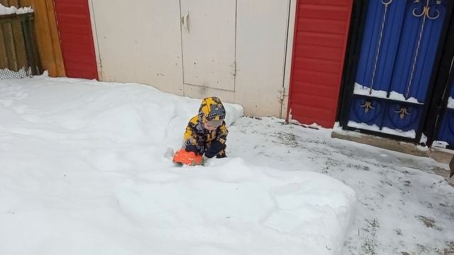 Рамиль с приколом разговаривает на камеру.